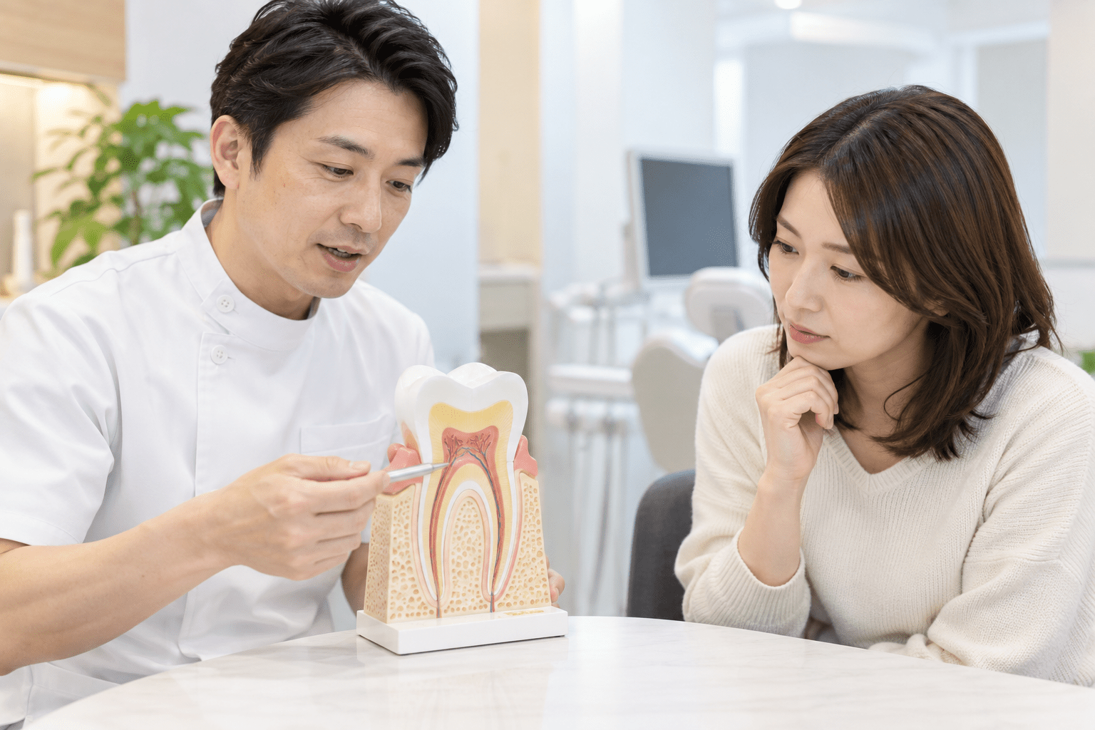 歯の神経（歯髄）の状態について説明を受けている様子